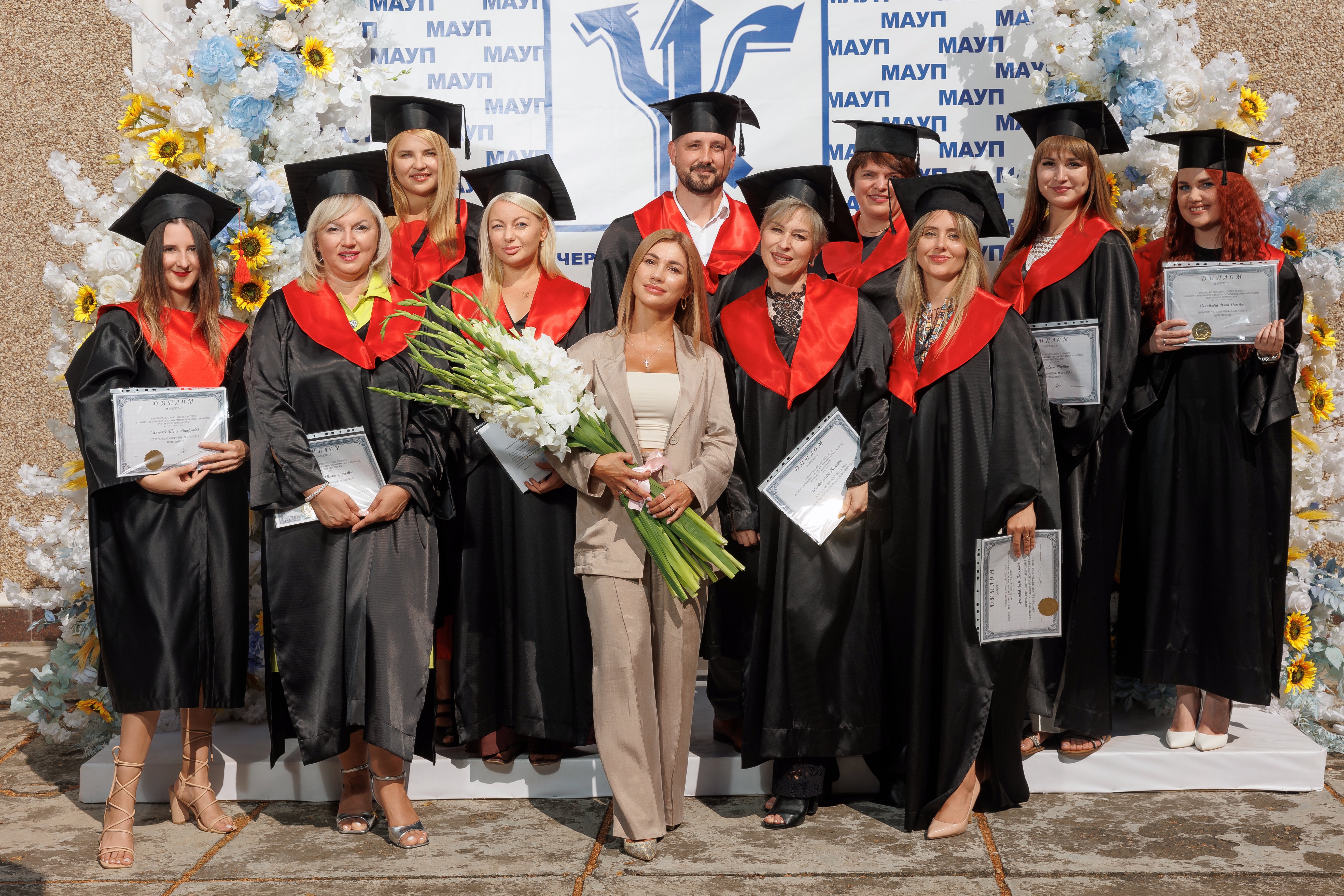 Вручення дипломів випускникам 2024!  Шановні випускники! Бажаємо тільки миру, здоров'я та спокою! Натхнення вам, сил, професійних здобутків, особистих перемог, реалізації задумів і будь-яких планів! Всього найкращого і щедрої долі! Ми пишаємося кожним із Вас!